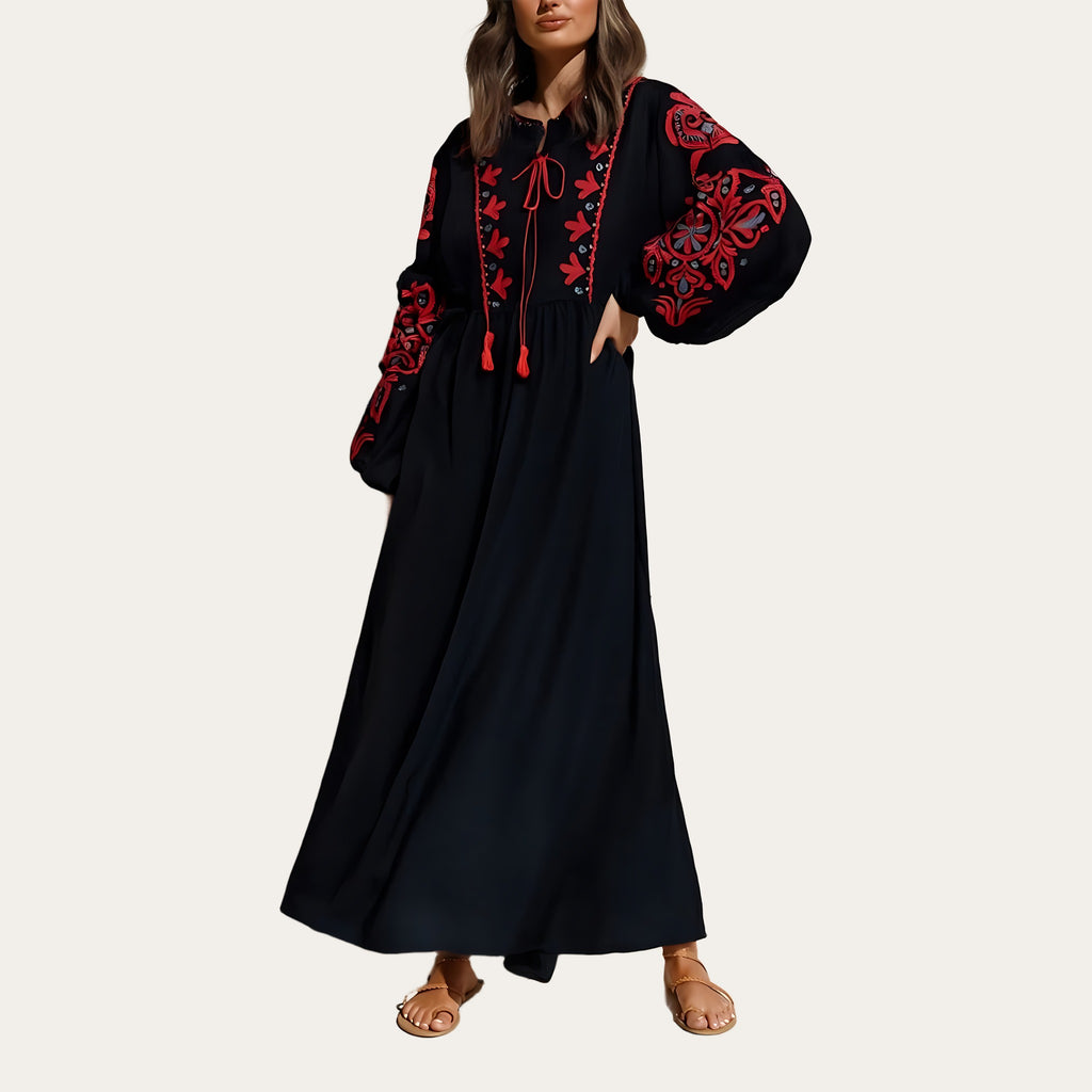 Vestido boho comprido Kalinda preto com bordado floral vermelho, vestido por uma modelo