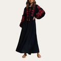 Vestido boho comprido Kalinda preto com bordado floral vermelho, vestido por uma modelo
