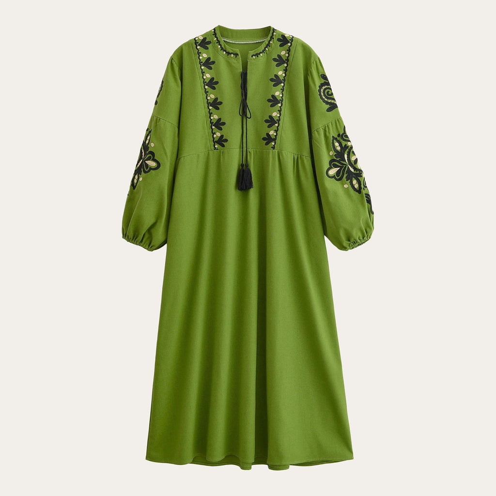 Vestido boho comprido Kalinda verde com bordado e borlas em preto