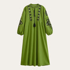 Vestido boho comprido Kalinda verde com bordado e borlas em preto