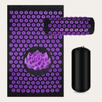 Tapete de acupressão Kamala preto com flores roxas, almofada e saco