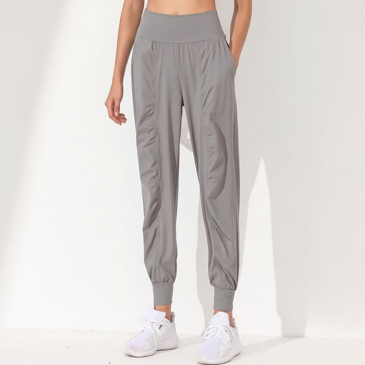 Calça de Yoga Feminina Solta e Modeladora – Secagem Rápida, Barra Plissada e Bolsos Laterais – capa