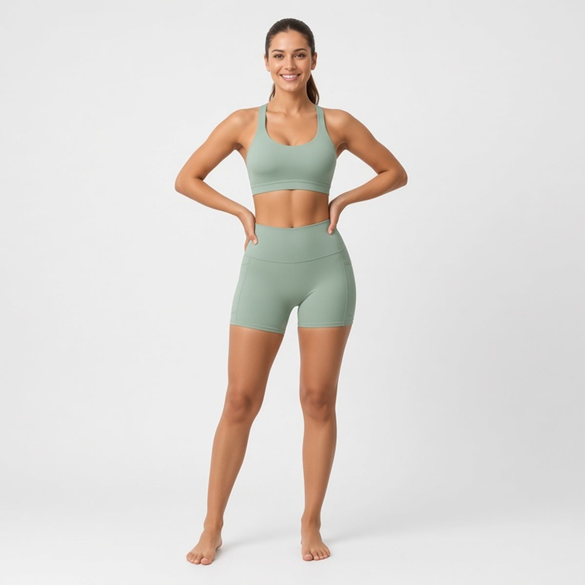 Conjunto AsanaGo verde-sálvia em fundo de estúdio