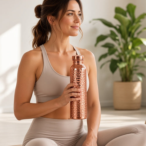 Garrafa de cobre Tamra Flow num estúdio de yoga luminoso