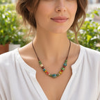 Colar boho de cerâmica Maya Spirit usado com blusa de linho branca