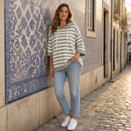 Camisola de malha com capuz Prana Stripe cinzenta junto a uma parede de azulejos