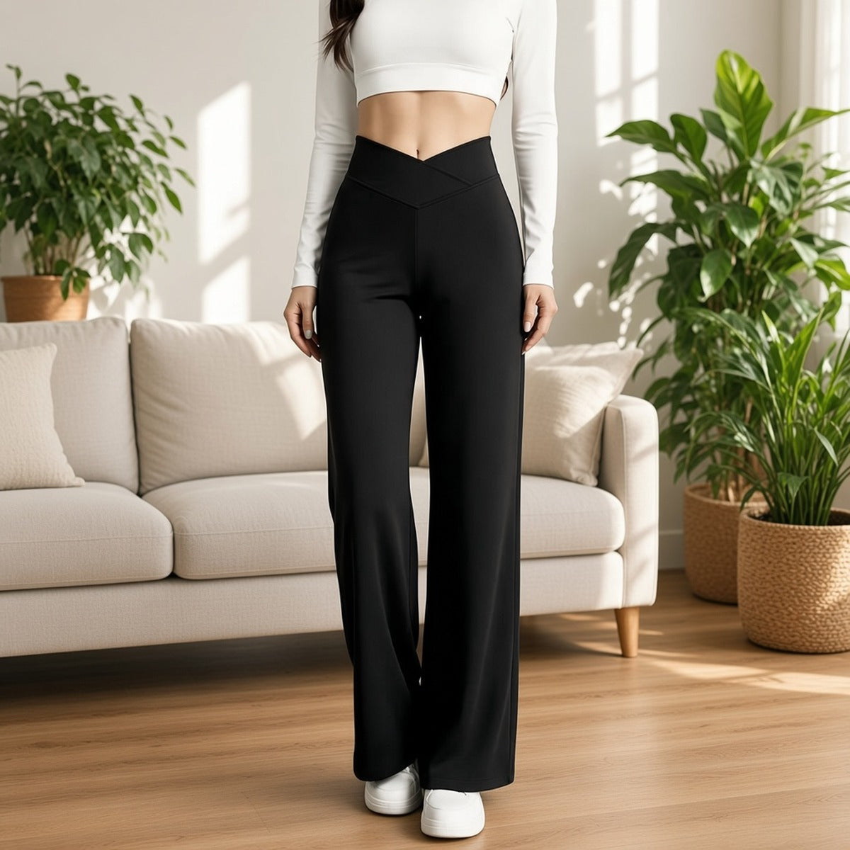 Calças wide leg Prana Move pretas com cintura cruzada em V numa sala de estar luminosa