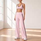 Conjunto Shakti Line rosa com calças wide leg num estúdio de pilates