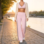 Conjunto Shakti Line rosa com casaco de malha num passeio junto ao rio