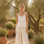 Top Lotus Lace marfim de alças com renda e calças de linho num jardim de oliveiras