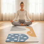 Tapete Terra Flow com padrão de formas orgânicas em meditação sentada numa sala luminosa com cortinas de linho