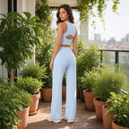 Conjunto Sky Serenity azul claro visto de costas com recorte no top numa varanda com plantas