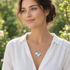 Mother Pearl Flow – Serenidade Natural – lifestyle ao ar livre, pendente de madrepérola usado ao pescoço