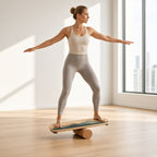 Balance Flow Board – Equilíbrio e Movimento – lifestyle numa sala de treino luminosa, equilíbrio na prancha com os braços abertos