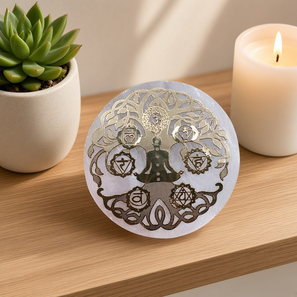 Nura Selenite Plate – Placa de Selenite Gravada – lifestyle placa numa prateleira de madeira com vela e planta