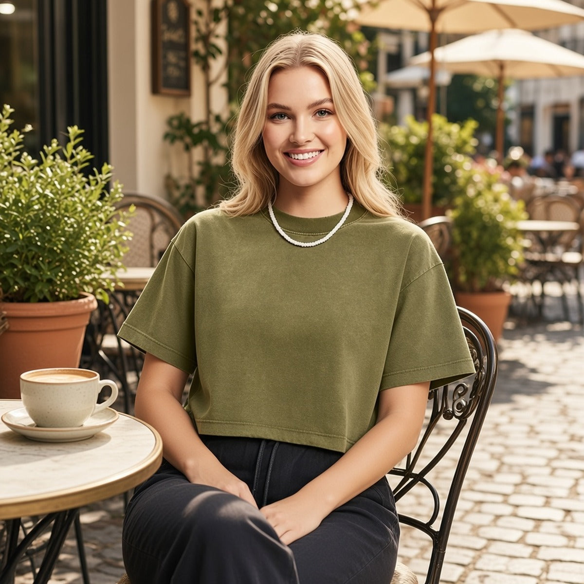 Thira Tee – Minimalista e Street – lifestyle numa esplanada com café