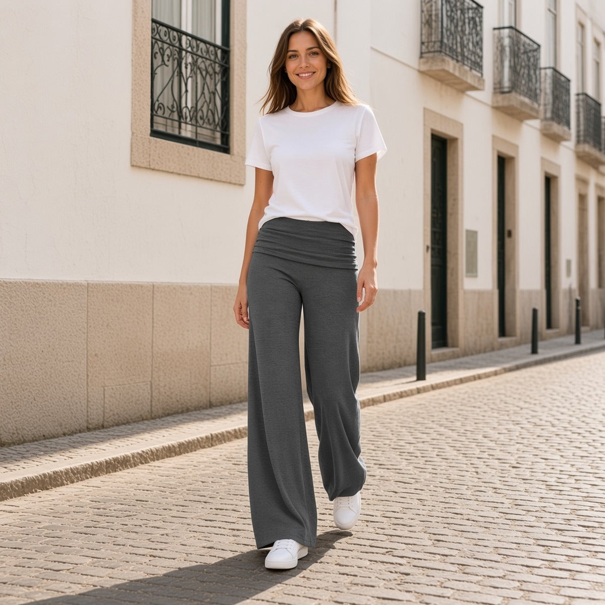 Grace Flow Pants – Calças Elegantes de Perna Larga – lifestyle a passear numa rua de Lisboa