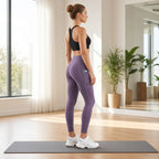 Leggings Femininas de Yoga Esticáveis com Bolsos – lifestyle em estúdio de yoga com tapete cinzento, telemóvel no bolso lateral