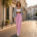 Calças Malka Wide Pocket – Força Suave e Elegância Funcional – lifestyle numa rua de Lisboa