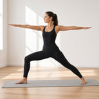 Macacão Sem Costura Feminino de Yoga – Bodycon com Decote Quadrado e Leggings Integradas – lifestyle postura do guerreiro no estúdio