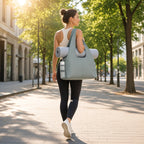 Bolsa Versátil de Yoga com Suporte Ajustável para Tapete e Múltiplos Bolsos – lifestyle a caminho do estúdio com o tapete