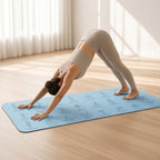 Ananda Pose – Tapete de Yoga Ecológico com Referência Visual – lifestyle cão a olhar para baixo no tapete