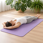 Sukha Ground – Tapete de Yoga Confortável para Práticas Suaves – lifestyle deitada a relaxar no tapete