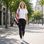 OM Carrier — Cinto de Yoga Ajustável para Caminhos com Consciência – lifestyle a caminhar com o tapete ao ombro