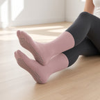 Eretz Socks — Enraizamento Suave – lifestyle pose de barco com as meias antiderrapantes