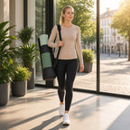 Atira Core Mat — Raiz Firme, Expansão Serena – lifestyle a caminhar na cidade com o saco