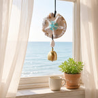 Concha Harmonia — Decoração Artesanal com Alma – lifestyle pendurada numa janela de casa de praia
