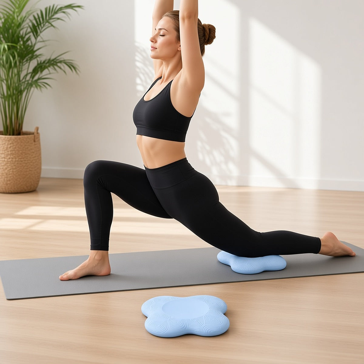 PranaSoft Duo – Conjunto de Apoios Suaves para Yoga e Meditação – lifestyle em afundo baixo com o joelho apoiado num estúdio de yoga