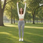 Shaya Core Top – Centro de Luz e Força Feminina – lifestyle a alongar os braços num parque