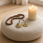 Nada Tingsha – Címbalos Tibetanos de Meditação em Latão, sobre almofada de meditação com vela e mala de contas