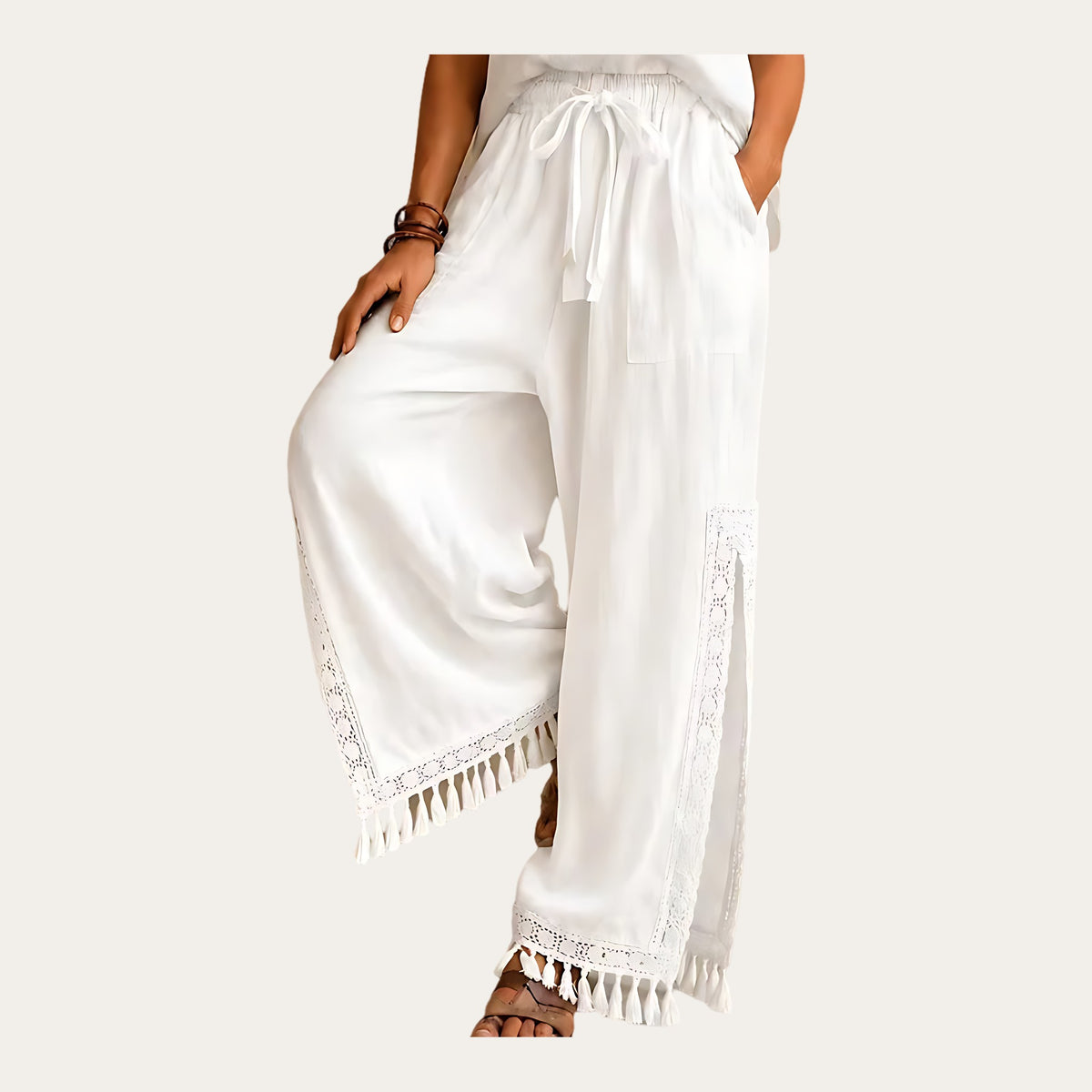 Nahar Bloom – Calças Fluidas de Perna Larga com Racha e Franjas, cor Branco, vista de frente, fundo estúdio
