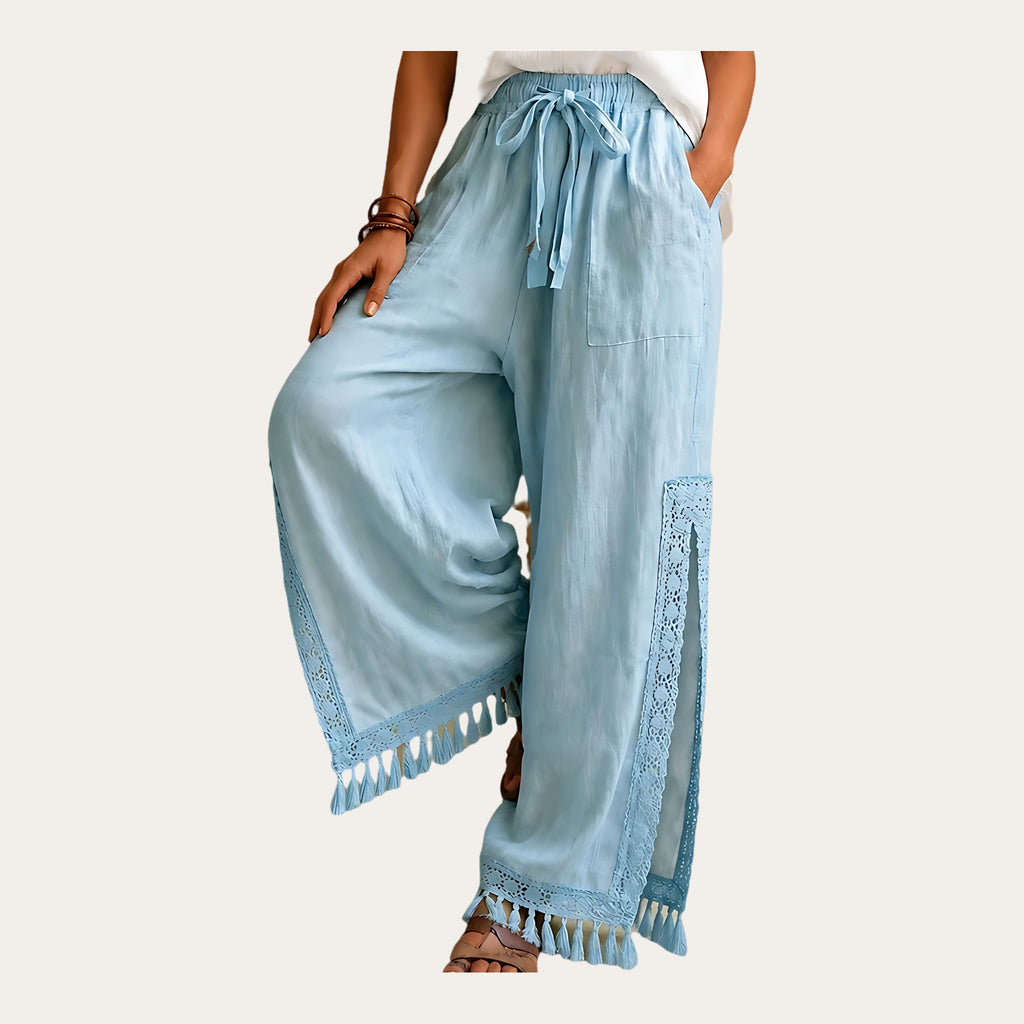 Nahar Bloom – Calças Fluidas de Perna Larga com Racha e Franjas, cor Azul-Claro, vista de frente, fundo estúdio