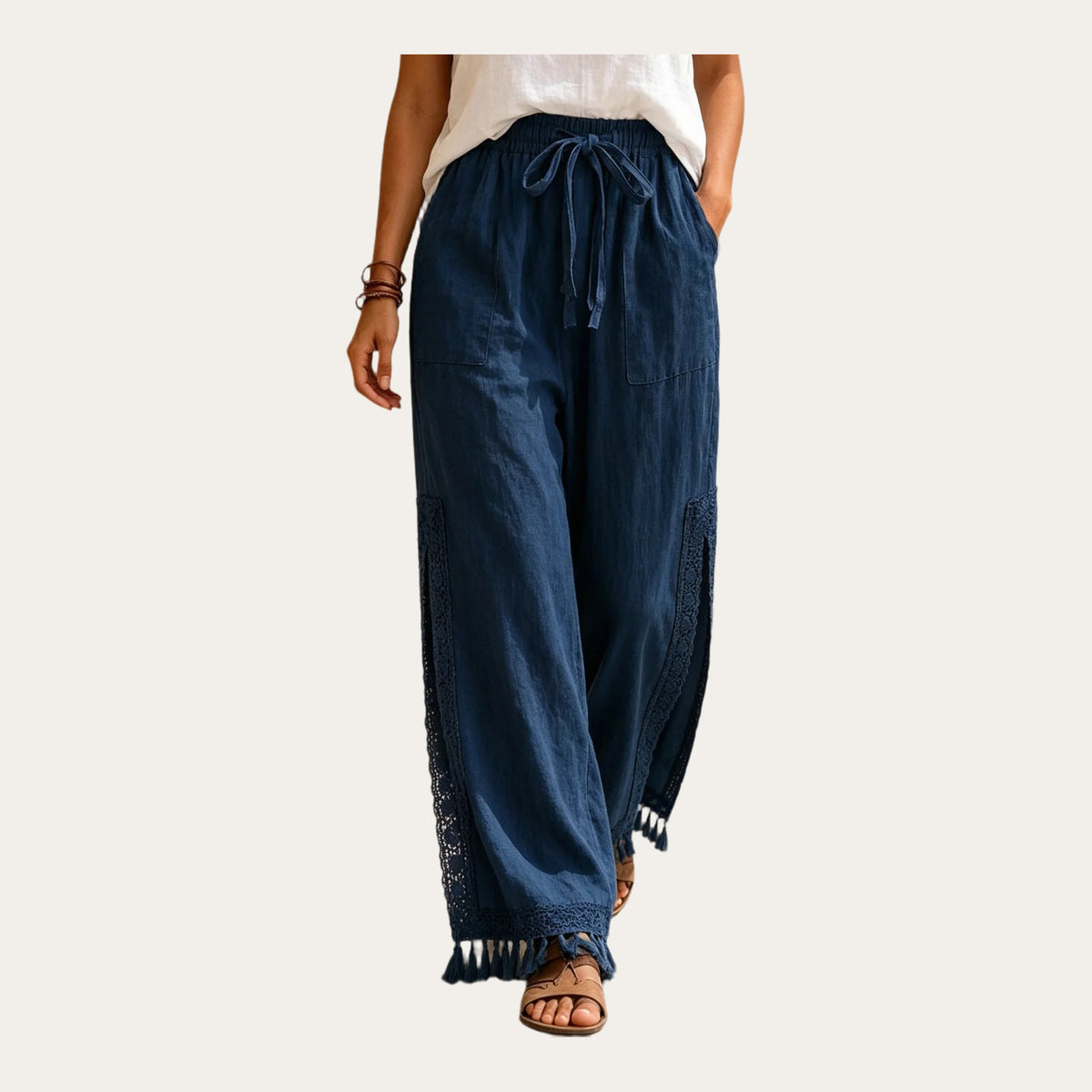 Nahar Bloom – Calças Fluidas de Perna Larga com Racha e Franjas, cor Azul-Marinho, vista de frente, fundo estúdio