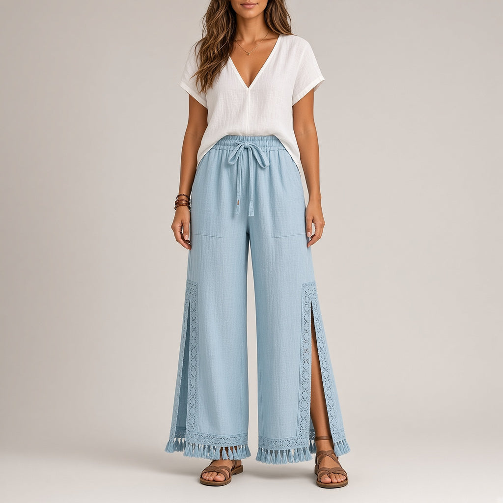 Nahar Bloom – Calças Fluidas de Perna Larga com Racha e Franjas, cor Azul-Claro, mulher de corpo inteiro em fundo de estúdio claro