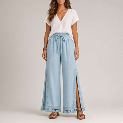 Nahar Bloom – Calças Fluidas de Perna Larga com Racha e Franjas, cor Azul-Claro, mulher de corpo inteiro em fundo de estúdio claro