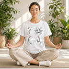 Nirmala – T-shirt de Yoga Minimalista com Flor de Lótus – A meditar em estúdio de yoga