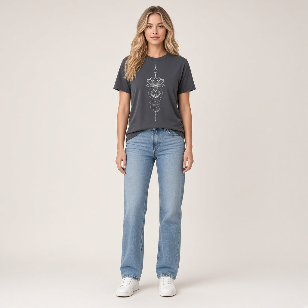 Padma Luna – T-shirt com Estampado de Flor de Lótus Celestial, cinzento-escuro, vestida por modelo de corpo inteiro com calças de ganga