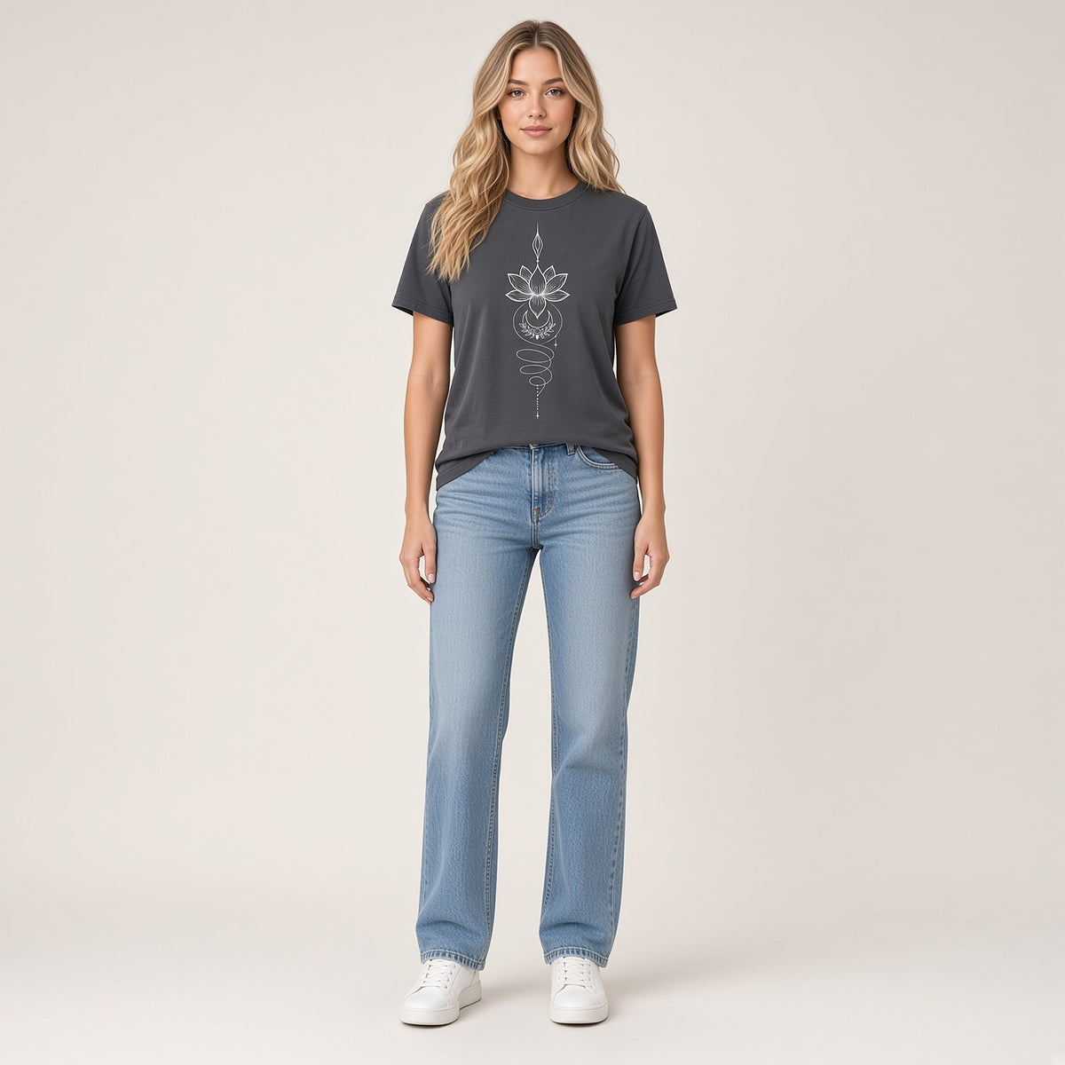 Padma Luna – T-shirt com Estampado de Flor de Lótus Celestial, cinzento-escuro, vestida por modelo de corpo inteiro com calças de ganga