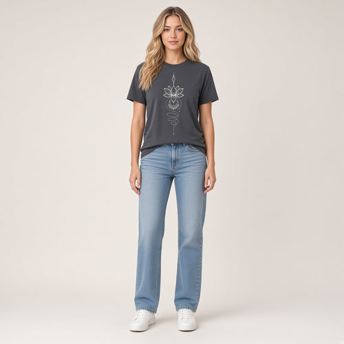 Padma Luna – T-shirt com Estampado de Flor de Lótus Celestial, cinzento-escuro, vestida por modelo de corpo inteiro com calças de ganga