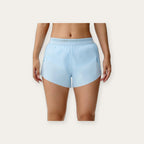 Idun Bloom – Calções plissados azul-céu fundo estúdio