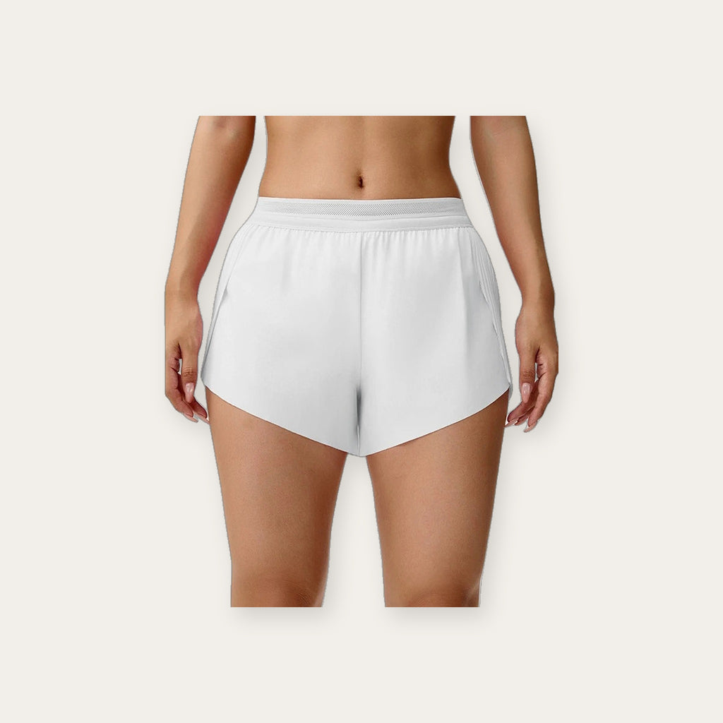 Idun Bloom – Calções plissados branco fundo estúdio