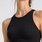 Shakti Open Back – top de yoga preto em estúdio