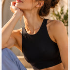 Shakti Open Back – top de yoga preto em momento de bem-estar