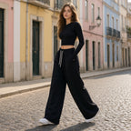 Asari Light Pants – Movimento como Meditação – lifestyle a passear numa rua de Lisboa