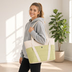 Bolsa de Yoga Leve para Mulheres – lifestyle com a bolsa ao ombro em casa