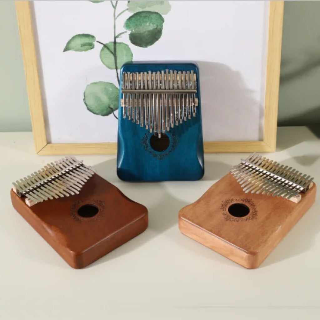 Swara – kalimbas em azul, retro e madeira natural